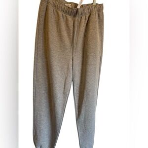 80. NWOT Alo Yoga sweatpants HEATHER GREY Size XL